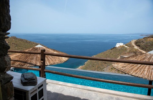 Kithnos Apartment | Off the beaten path! Poolside Studio