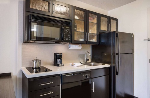 Warrenville Hotel | Offering Spectacular Stay! Full Kitchen, Pet-friendly, Near Cantigny Golf Club!