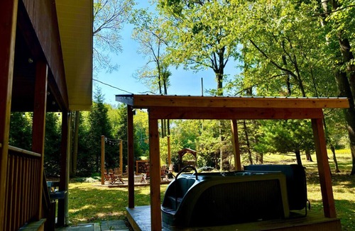 Mill Run Cabin | Ohiopyle/Fallingwater Stargazers Cozy Cabin Covered Hot Tub/Fire Pit/Sleeps 5