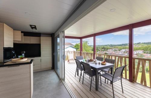 Hasparren Ski Chalet | Oihana grand chalet de 2 à 6 pers, chambre parentale, 2 sdb, climatisé, piscine vue et calme à Hasparren-Pays Basque