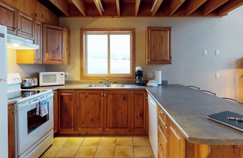 Snow Pine Estates Condo | Okanagan - Arolla Chalet D