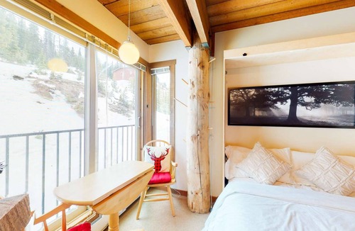 Big White Ski Resort Condo | Okanagan - Moguls 813