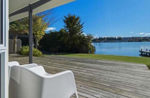 Tikitere House | Okawa Bay Waterfront - Absolute Lakefront with Jetty 10min from Hells Gate