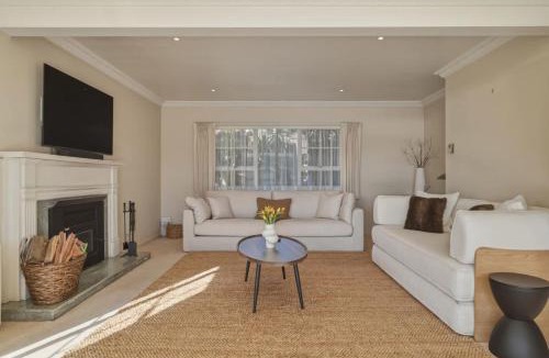 Tikitere House | Okawa Bay Waterfront - Absolute Lakefront with Jetty 10min from Hells Gate