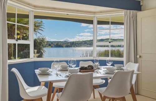 Tikitere House | Okawa Bay Waterfront - Absolute Lakefront with Jetty 10min from Hells Gate