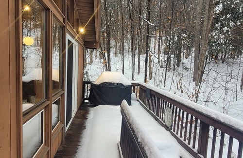Ludlow Ski Chalet | Okemo Hideaway – Secluded Woodland Chalet 7 minutes to Slopes & Village