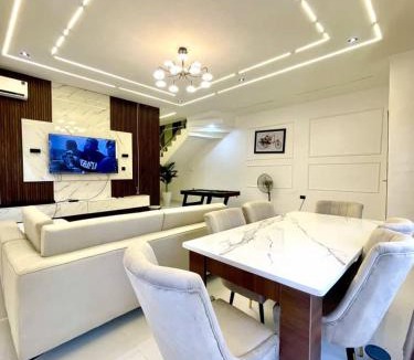 Lagos House | Okota Premium Apartment Fast WiFi Generator Secure