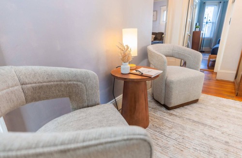 Brookline Apartment | Old Brookline Charm 5 min Longwood In-Unit Laundry