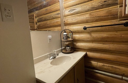 Polaris Cabin | Old Canyon Lodge w/Hot Tub - Nearby Ski Park, Hot Springs, Pioneer Mtn, Bannack