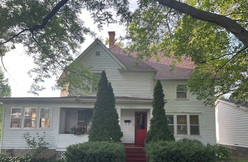 West Chicago House | Old Charm Whitehouse in West Chicago