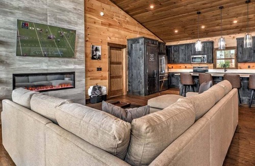 Ridgeline Vistas Cabin | Old Chicago - Al Capone Themed Experience, Views for Days, Dogs Welcome