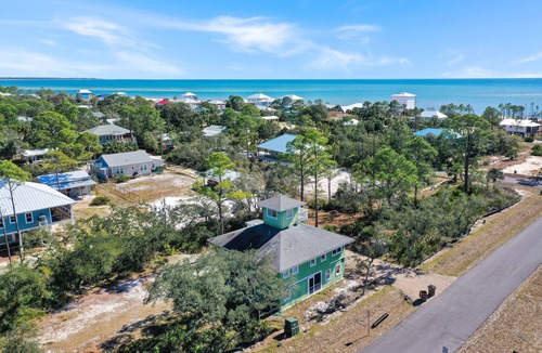Indian Pass House | Old Florida Peaceful Retreat, Short Walk to Beach ~ Oceans of Time