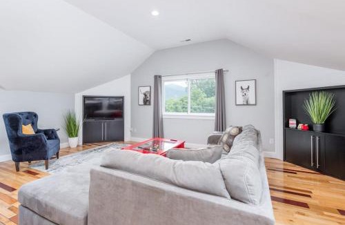 Swannanoa House | Old Lytle Cove Rd - Upper Unit