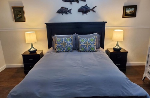 Mandeville Bed & Breakfast | Old Mandeville guesthouse with New Orleans style courtyard 1 block from Lake.