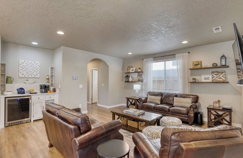 Larkspur House | Old Mill Getaway by AvantStay | Private Backyard w/Hot Tub
