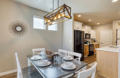 Larkspur House | Old Mill Getaway by AvantStay | Private Backyard w/Hot Tub