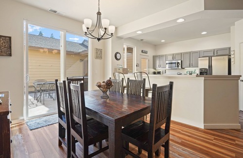 Southern Crossing House | Old Mill Magic - Hot Tub, A/C, Modern & Updated, Nestled Between Old Mill & Downtown