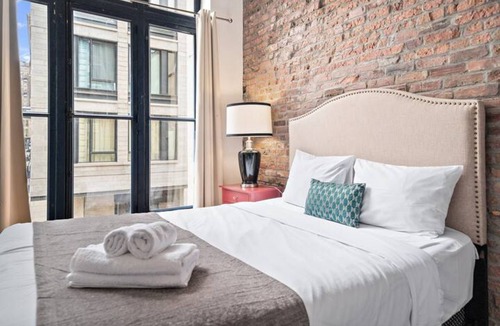 Old Montreal Apartment | Old Montreal street view 2BR & loft Hotel
