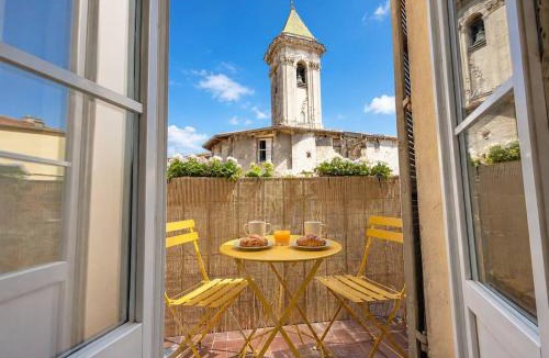 Old Town Apartment | Old Nice - Luxury new 5BR - Sleeps 12 - AC