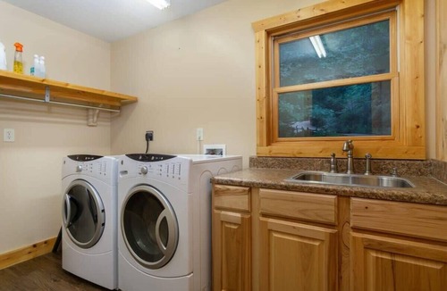 Waynesville House | Old Oak Lodge: Mtn Getaway, Views, Hot Tub