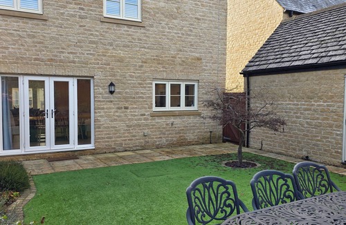Lechlade Cottage | OLD RAILWAY CLOSE, with a garden in Lechlade-On-Thames