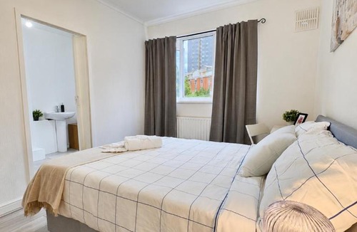Hoxton West House | Old Street Home - Private Bedrooms