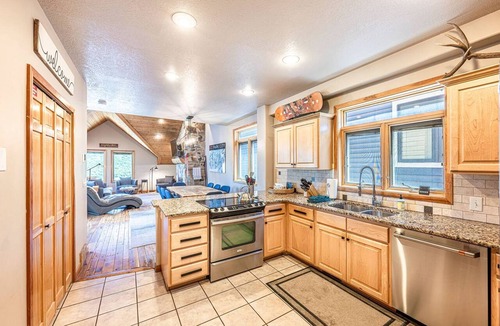 North Park City House | Old Town Ski House, Walk to Park City Mountain, Private Hot Tub, AC