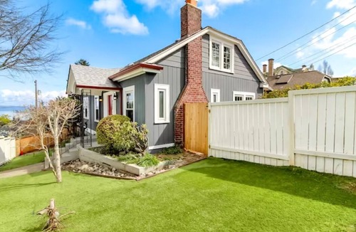 North End House | Old Town Tacoma Hot Tub and Fireplace