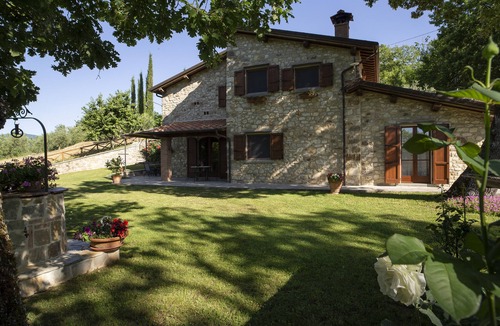 Caprese Michelangelo House | Old Tuscan farmhouse with salt pool, soccer/volleyball field, barbecue
