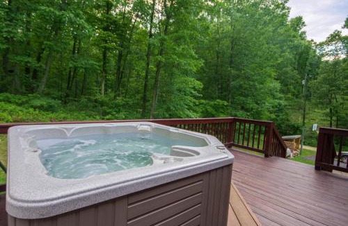 Luray House | Old Wagon Lodge Spacious Retreat WiFi & Hot Tub Theater Room