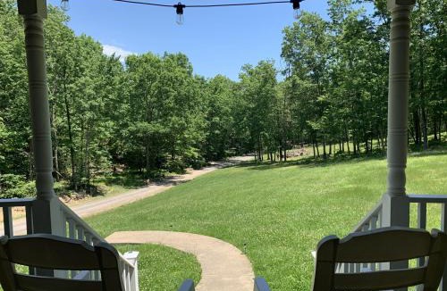 Luray House | Old Wagon Lodge Spacious Retreat WiFi & Hot Tub Theater Room