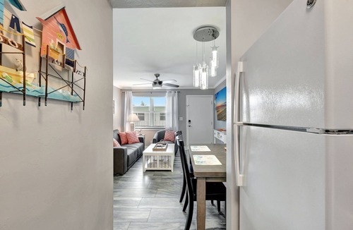Old Naples Condo | Olde Naples beautiful Condo Steps to Pier, Beach, Sunsets and restaurants!