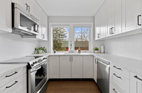 Okotoks Apartment | Olde Towne Loft + Walk to Shops + Wi-Fi + Studio
