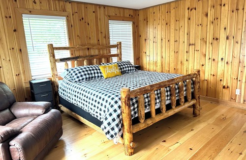 Okeechobee House | Ole Glory is a Charming 3-bedroom farmhouse in Okeechobee with WiFi, AC