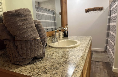 Okeechobee House | Ole Glory is a Charming 3-bedroom farmhouse in Okeechobee with WiFi, AC