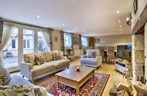 Black Bourton House | Olive Cottage by Group Retreats
