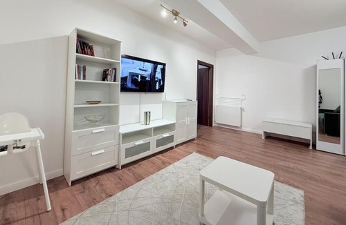 Baneasa Apartment | Olive Green I Apartment at Groundfloor with Balcony