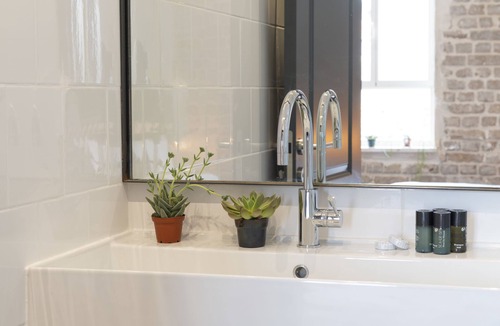 Neve Tzedek Hotel | Oliver