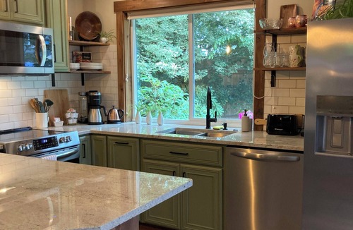 Olympia House | Oly Oasis - charming bungalow in Olympia with WiFi, AC and your own backyard!n
