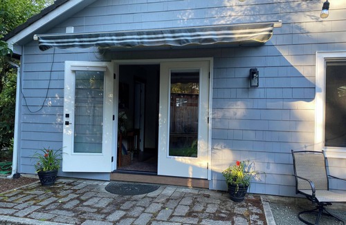 Olympia House | Oly Oasis - charming bungalow in Olympia with WiFi, AC and your own backyard!n