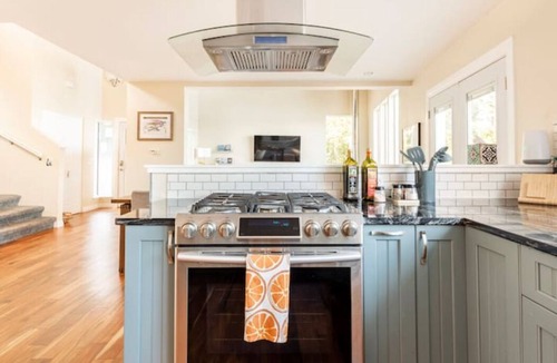 Sequim House | Olympic Forager House on the water with hot tub and kayaks