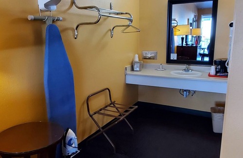 Aberdeen Hotel | Olympic Inn & Suites