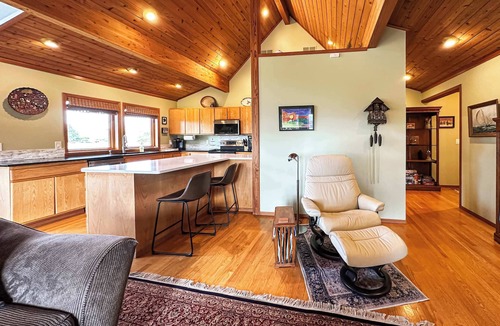 Sequim House | Olympic Oasis Tranquil Retreat Near Dungeness Wildlife Refuge Hot Tub