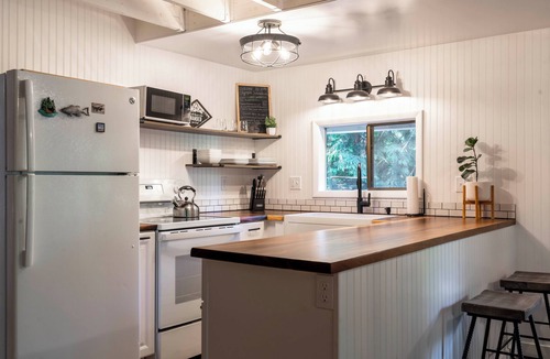 Brinnon Cabin | Olympic Wanderer Creekside~ Hot-tub Olympic Peninsula Nature Retreat