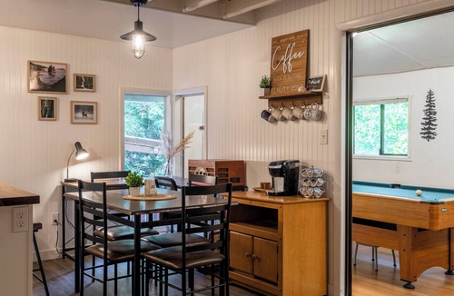 Brinnon Cabin | Olympic Wanderer Creekside~ Hot-tub Olympic Peninsula Nature Retreat