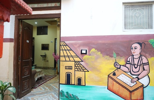 Varanasi Apartment | Om Paramhans Luxury Homestay : A short walk to the Brahma ghat