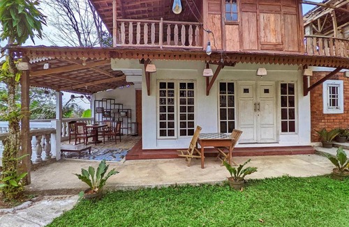 Jambu Luwuk Hotel | Omah Trasan Pangrango by ABM