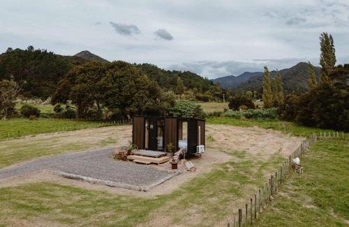 Kennedy Bay House | Omoho Stream X by Tiny Away
