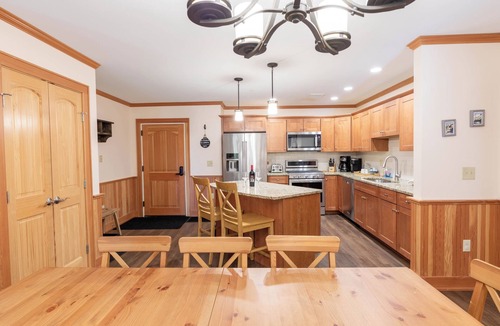 North Conway Condo | On Mt Cranmore with pool and hot tub. Lots of activities on the mountian