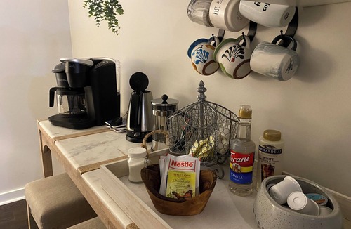 Savannah House | On-site Laundry, ample and secure parking, Fast Wi-Fi, only 10 mi from 1-95